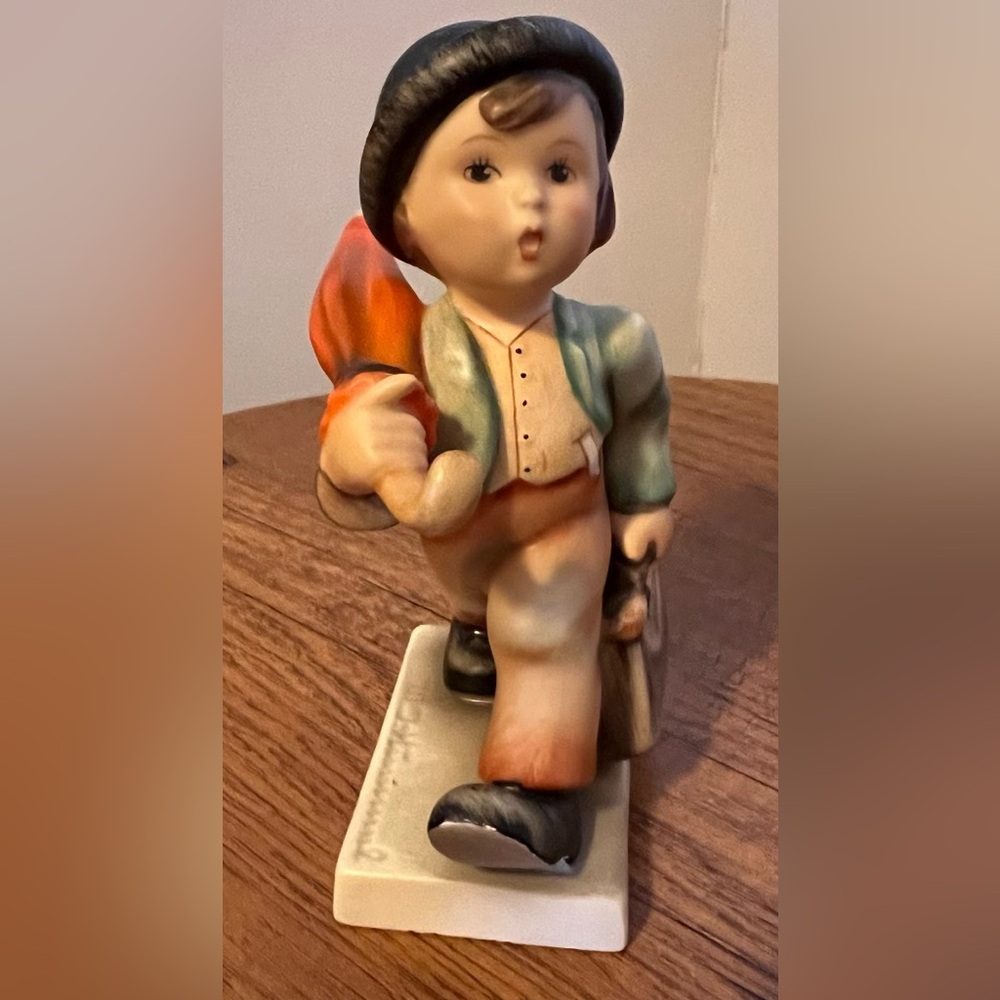 Goebel Hummel 11 Merry Wanderer Figurine 4 3/4" TMK 2